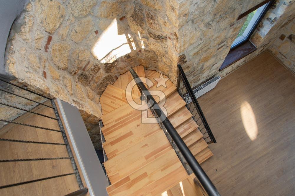 Foça Bağarası Villalar Bölgesinde Kiralık Müstakil 5+2 Taş Villa