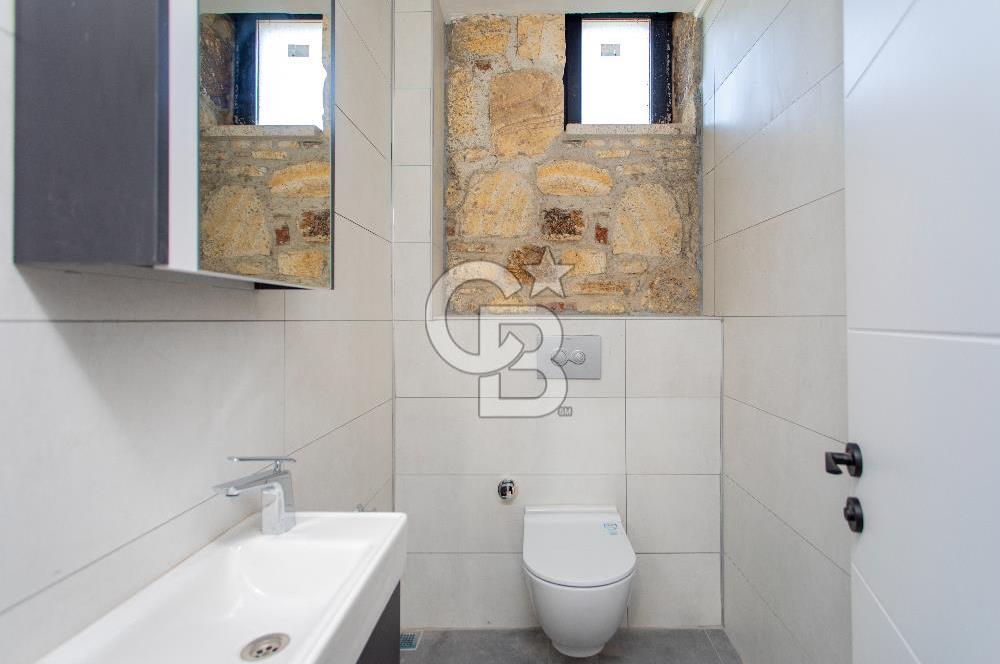 Foça Bağarası Villalar Bölgesinde Kiralık Müstakil 5+2 Taş Villa