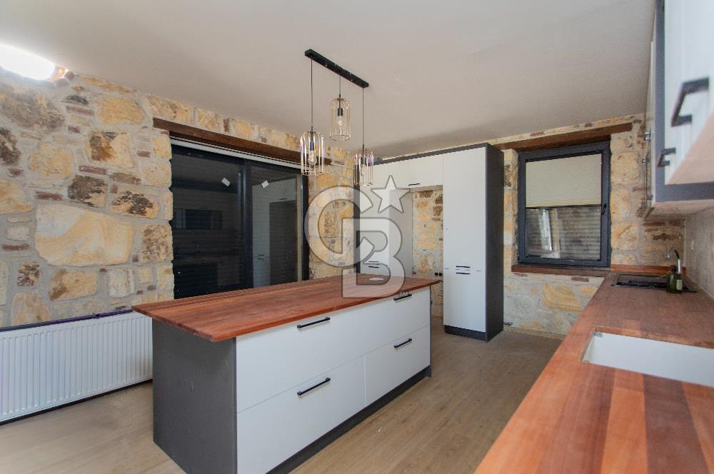 Foça Bağarası Villalar Bölgesinde Kiralık Müstakil 5+2 Taş Villa