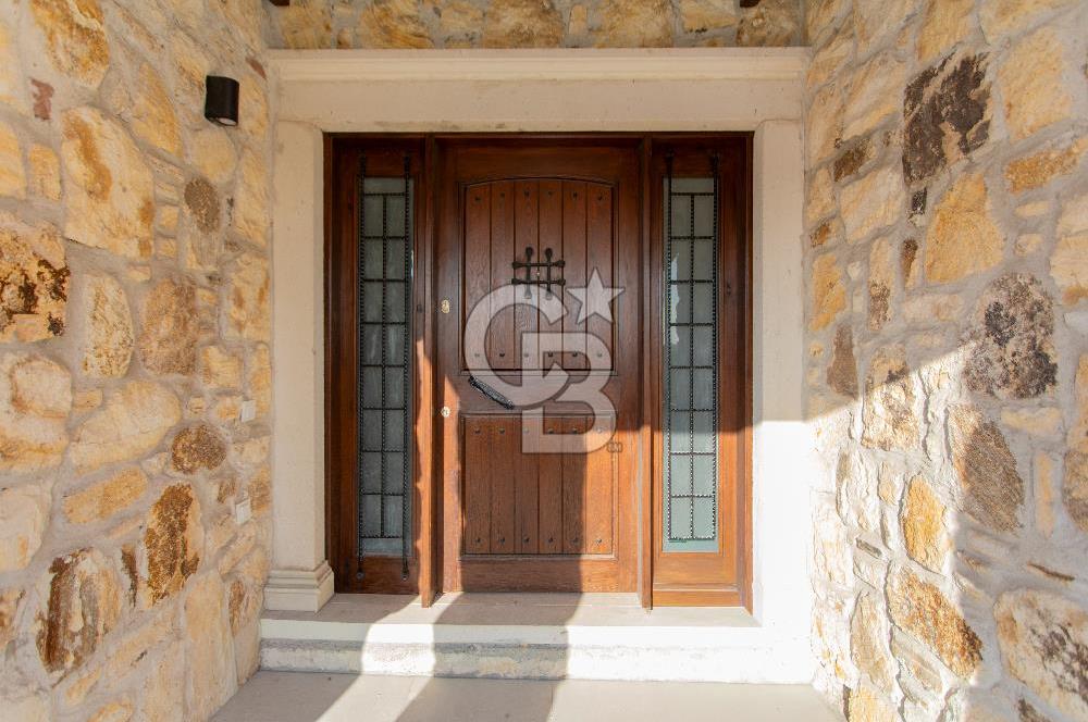 Foça Bağarası Villalar Bölgesinde Kiralık Müstakil 5+2 Taş Villa