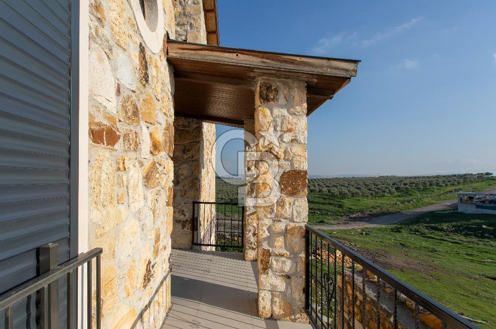 Foça Bağarası Villalar Bölgesinde Kiralık Müstakil 5+2 Taş Villa