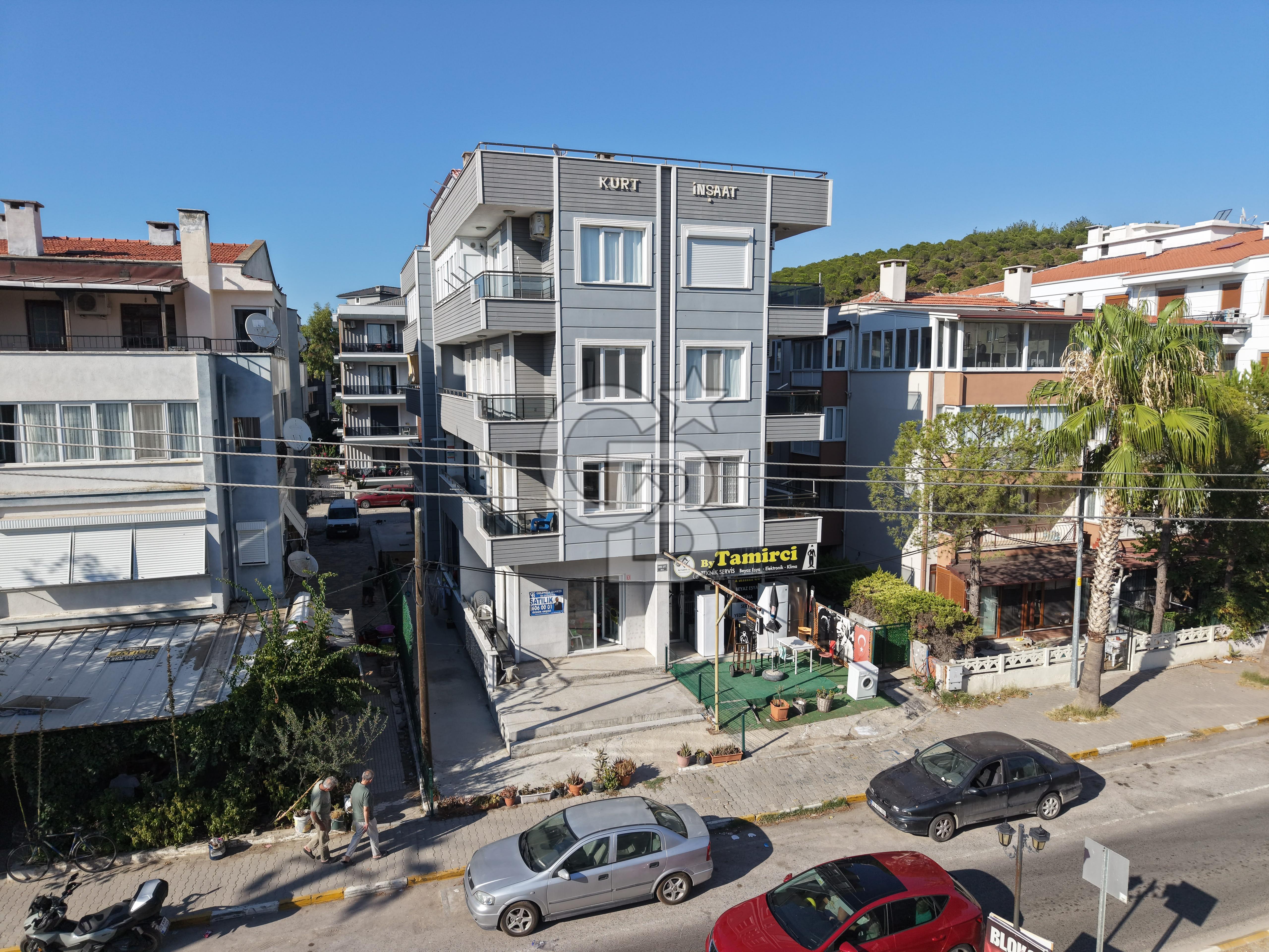 AYVALIK SARIMSAKLININ TAM MERKEZİNDE, HEM EV HEM DÜKKANI 2+1