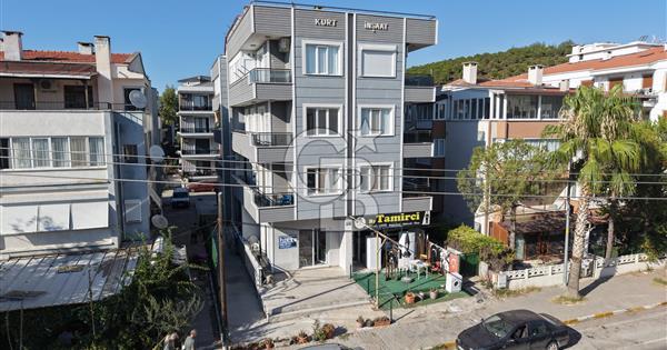 AYVALIK SARIMSAKLININ TAM MERKEZİNDE, HEM EV HEM DÜKKANI 2+1 - 368227