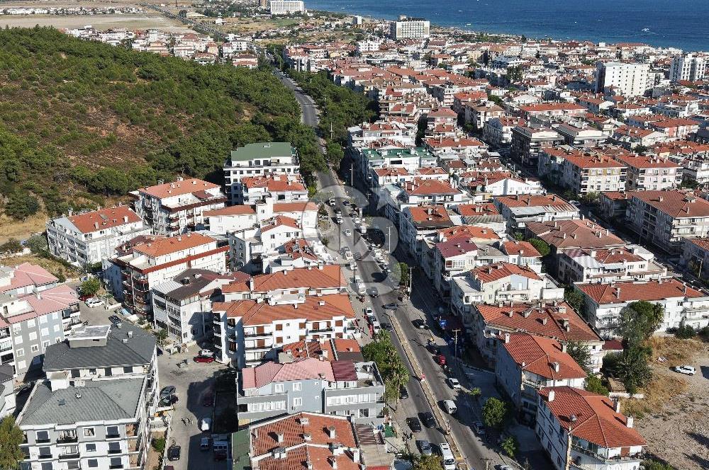 AYVALIK SARIMSAKLININ TAM MERKEZİNDE, HEM EV HEM DÜKKANI 2+1