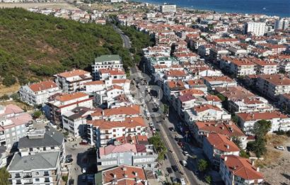 AYVALIK SARIMSAKLININ TAM MERKEZİNDE, HEM EV HEM DÜKKANI 2+1