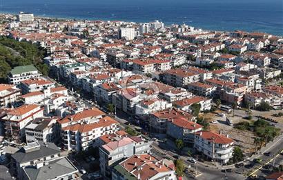 AYVALIK SARIMSAKLININ TAM MERKEZİNDE, HEM EV HEM DÜKKANI 2+1