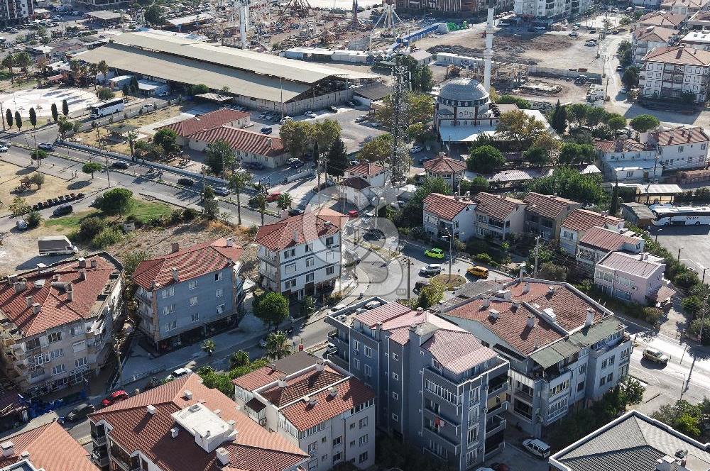 AYVALIK SARIMSAKLININ TAM MERKEZİNDE, HEM EV HEM DÜKKANI 2+1