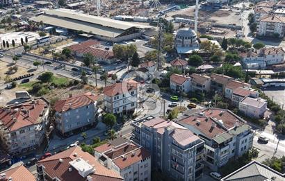 AYVALIK SARIMSAKLININ TAM MERKEZİNDE, HEM EV HEM DÜKKANI 2+1