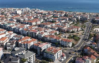AYVALIK SARIMSAKLININ TAM MERKEZİNDE, HEM EV HEM DÜKKANI 2+1