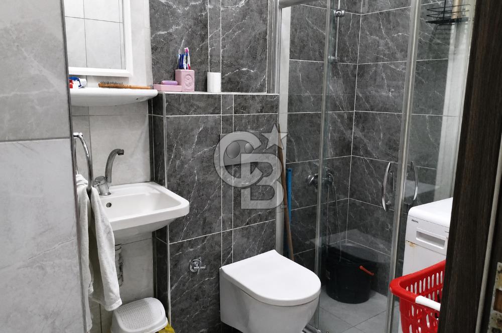 AYVALIK SARIMSAKLININ TAM MERKEZİNDE, HEM EV HEM DÜKKANI 2+1