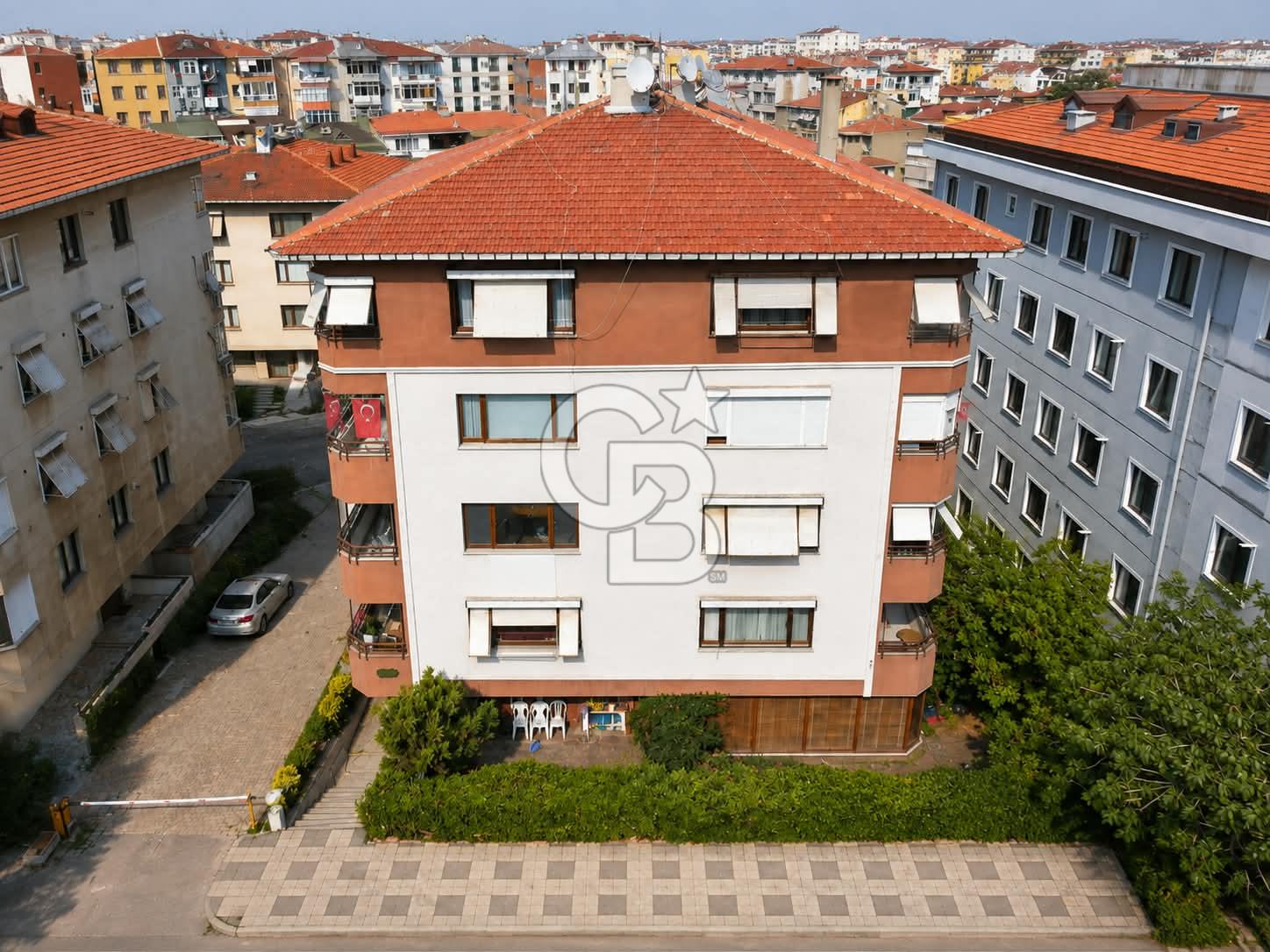 KADIKÖY İKBALİYE'DE ACIBADEM CADDESİ'NE YAKIN 3+1