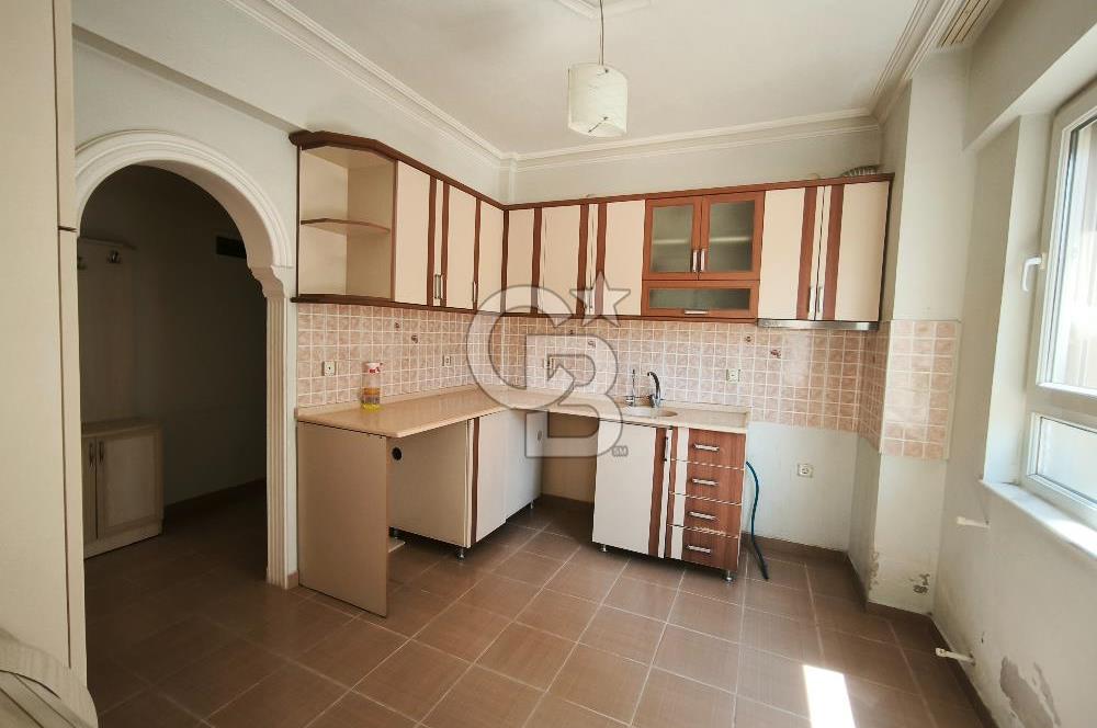 DÖŞEMEALTI MERKEZI LOKASYONDA SATILIK GENÍŞ 3+1 DAİRE 