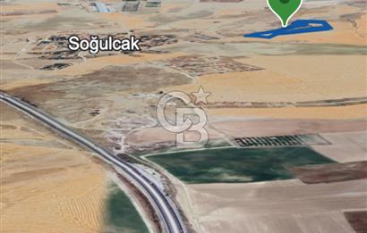 GÖLBAŞI SOĞULCAK'TA TEL ÖRGÜSÜ ÇEVRİLİ KÖYE YAKIN TARLA