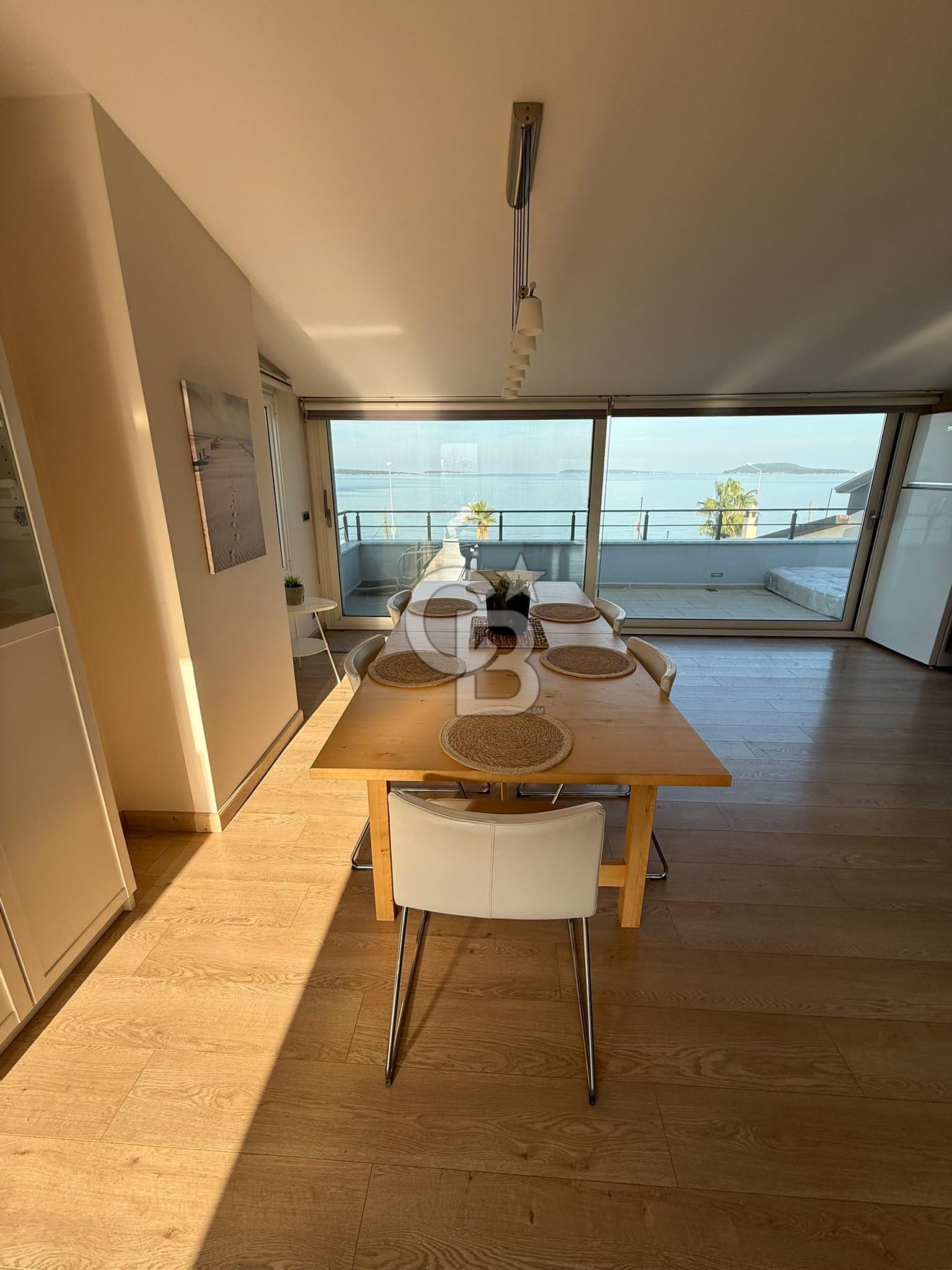URLA ÇEŞMEALTINDA DENİZE SIFIR EŞYALI 2+1 KİRALIK DAİRE