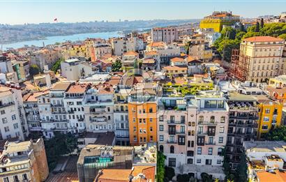BEYOĞLU GALATA'DA TARİHİ BİNADA BOĞAZ MANZARALI SATILIK 3+1 DAİRE