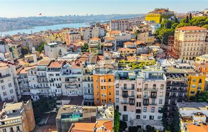 BEYOĞLU GALATA'DA TARİHİ BİNADA BOĞAZ MANZARALI SATILIK 3+1 DAİRE