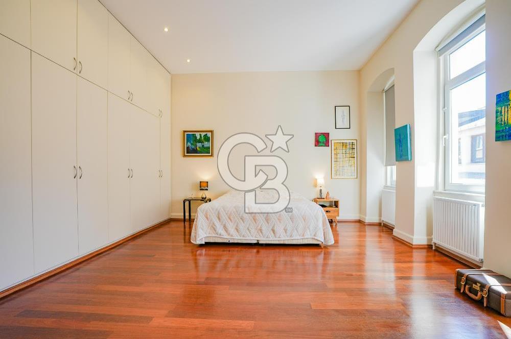 BEYOĞLU GALATA'DA TARİHİ BİNADA BOĞAZ MANZARALI SATILIK 3+1 DAİRE