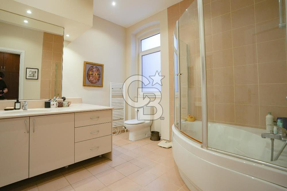 BEYOĞLU GALATA'DA TARİHİ BİNADA BOĞAZ MANZARALI SATILIK 3+1 DAİRE