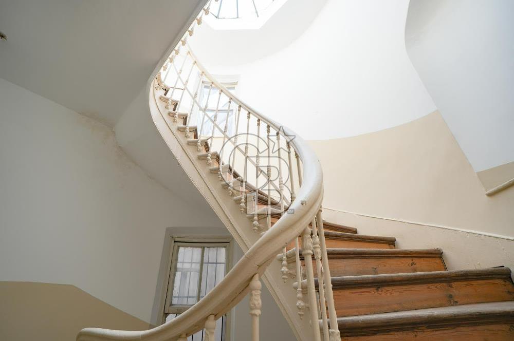 BEYOĞLU GALATA'DA TARİHİ BİNADA BOĞAZ MANZARALI SATILIK 3+1 DAİRE