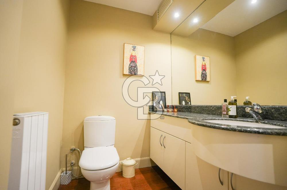 BEYOĞLU GALATA'DA TARİHİ BİNADA BOĞAZ MANZARALI SATILIK 3+1 DAİRE