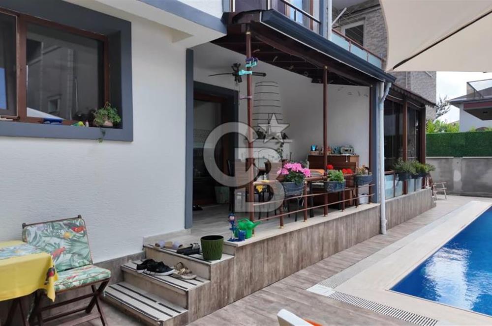 Kumbaba'da Ana Caddeye Yakın Masrafsız Triplex Satılık Villa