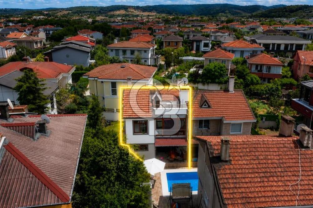 Kumbaba'da Ana Caddeye Yakın Masrafsız Triplex Satılık Villa