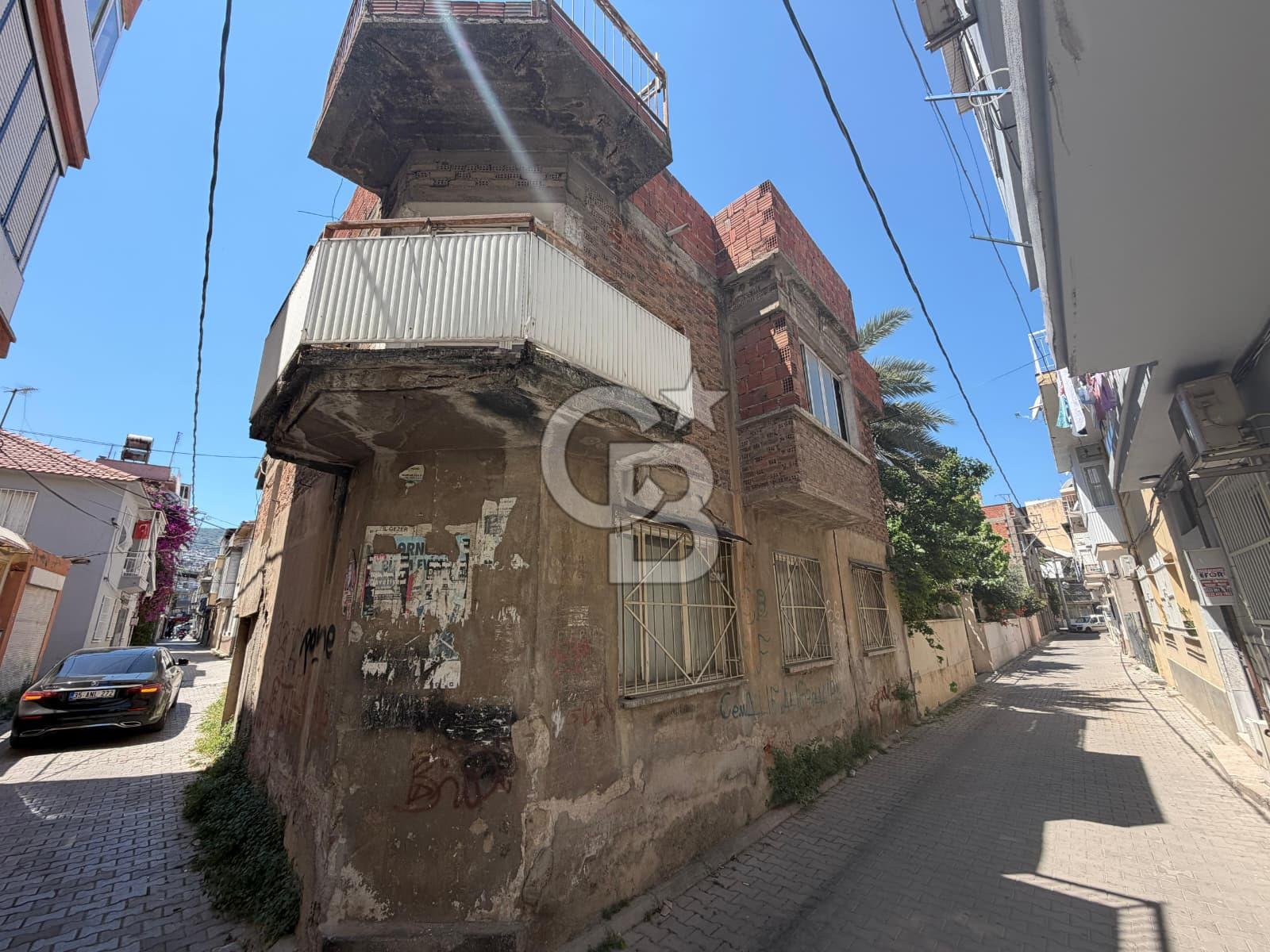 BORNOVA ALTINDAĞ'DA SATILIK 2 KAT İMARLI MÜSTAKİL EV