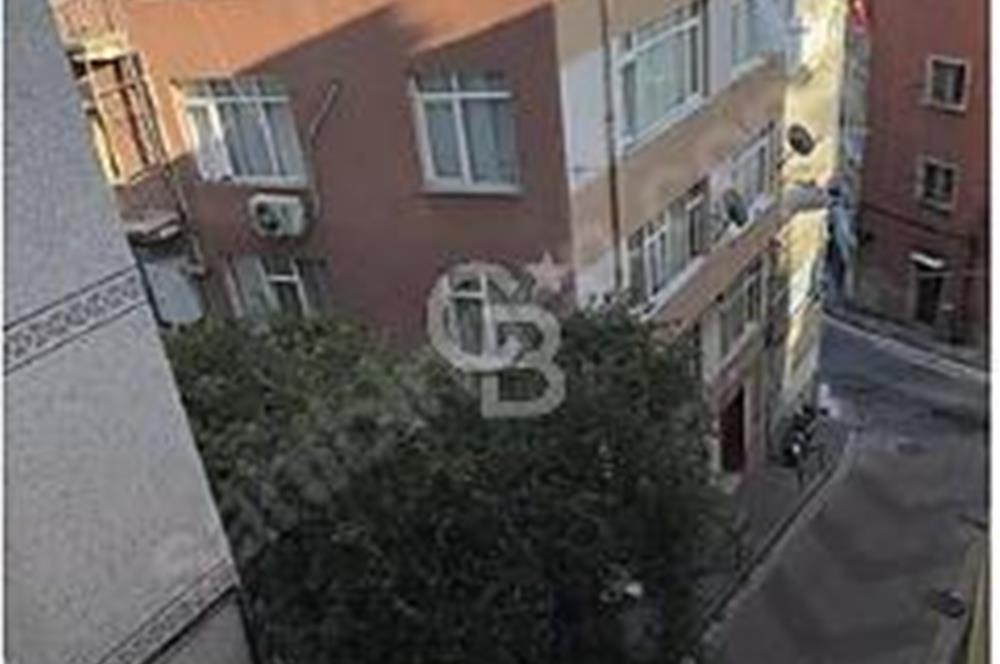 ÜSKÜDAR MERKEZ de SATILIK 3+1 SAHİLE YAKIN GENİŞ ARA KAT