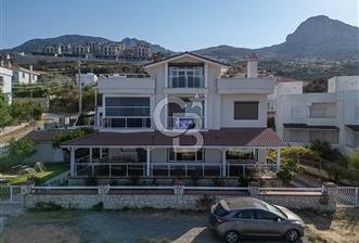 KARABURUN'DA ADA MANZARALI,GENİŞ BAHÇELİ MÜSTAKİL 3 KATLI YAZLIK - 1 - 368506