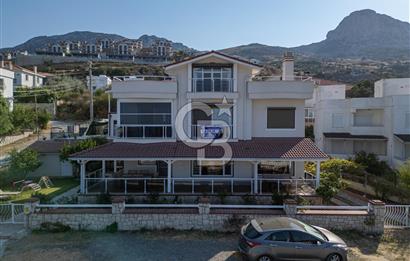 KARABURUN'DA ADA MANZARALI,GENİŞ BAHÇELİ MÜSTAKİL 3 KATLI YAZLIK