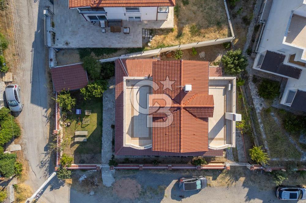 KARABURUN'DA ADA MANZARALI,GENİŞ BAHÇELİ MÜSTAKİL 3 KATLI YAZLIK