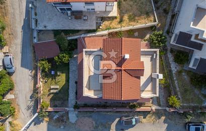 KARABURUN'DA ADA MANZARALI,GENİŞ BAHÇELİ MÜSTAKİL 3 KATLI YAZLIK