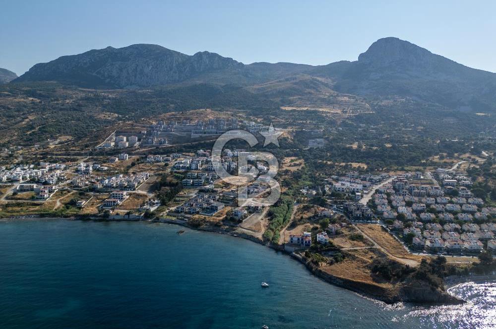 KARABURUN'DA ADA MANZARALI,GENİŞ BAHÇELİ MÜSTAKİL 3 KATLI YAZLIK