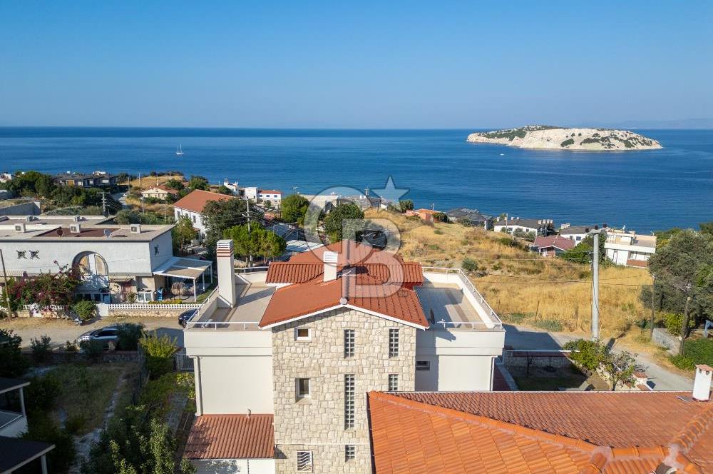 KARABURUN'DA ADA MANZARALI,GENİŞ BAHÇELİ MÜSTAKİL 3 KATLI YAZLIK