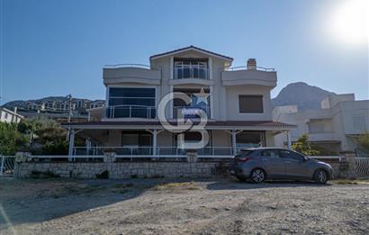 KARABURUN'DA ADA MANZARALI,GENİŞ BAHÇELİ MÜSTAKİL 3 KATLI YAZLIK