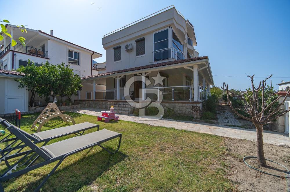 KARABURUN'DA ADA MANZARALI,GENİŞ BAHÇELİ MÜSTAKİL 3 KATLI YAZLIK