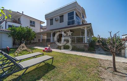 KARABURUN'DA ADA MANZARALI,GENİŞ BAHÇELİ MÜSTAKİL 3 KATLI YAZLIK