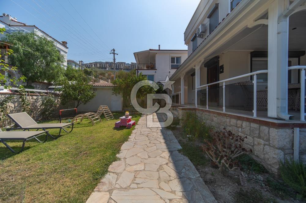 KARABURUN'DA ADA MANZARALI,GENİŞ BAHÇELİ MÜSTAKİL 3 KATLI YAZLIK