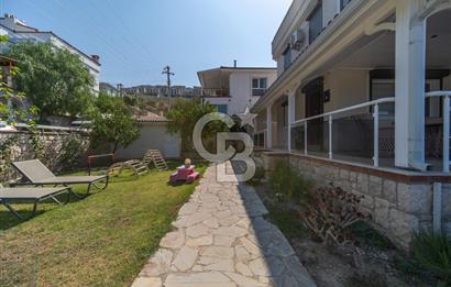 KARABURUN'DA ADA MANZARALI,GENİŞ BAHÇELİ MÜSTAKİL 3 KATLI YAZLIK