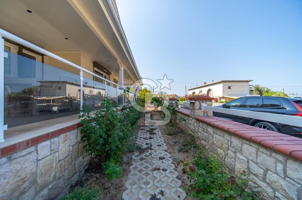 KARABURUN'DA ADA MANZARALI,GENİŞ BAHÇELİ MÜSTAKİL 3 KATLI YAZLIK