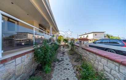 KARABURUN'DA ADA MANZARALI,GENİŞ BAHÇELİ MÜSTAKİL 3 KATLI YAZLIK