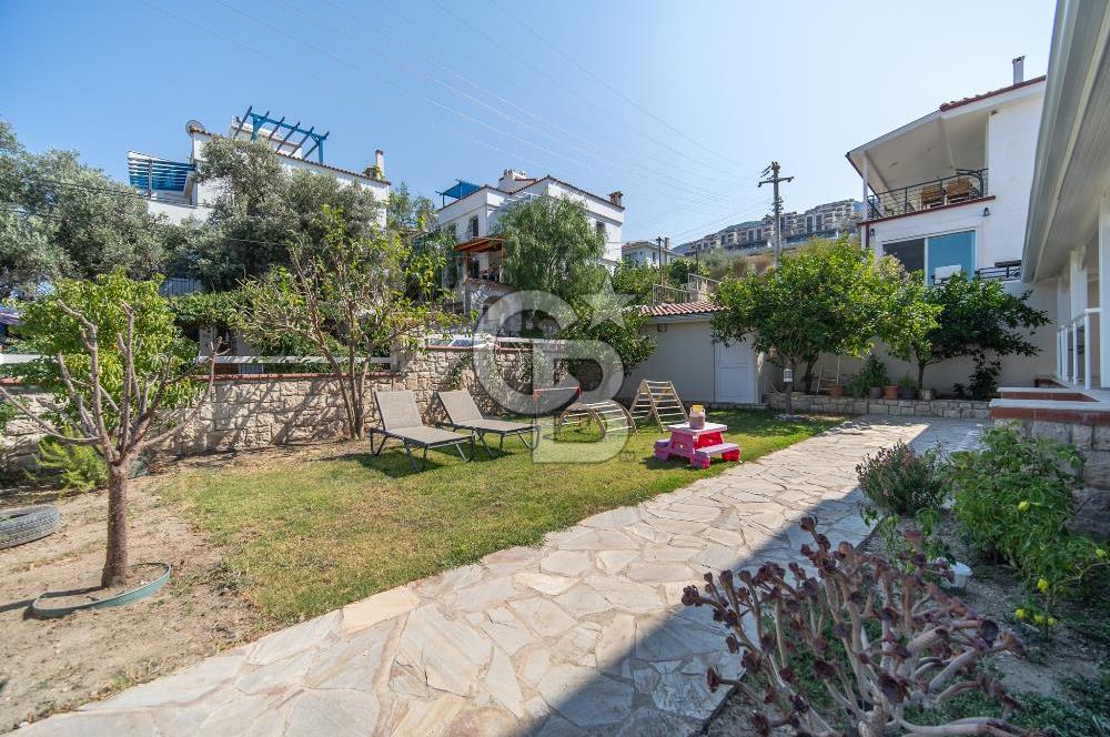 KARABURUN'DA ADA MANZARALI,GENİŞ BAHÇELİ MÜSTAKİL 3 KATLI YAZLIK
