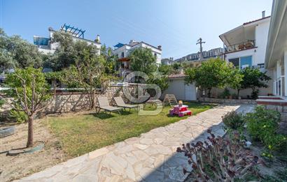 KARABURUN'DA ADA MANZARALI,GENİŞ BAHÇELİ MÜSTAKİL 3 KATLI YAZLIK