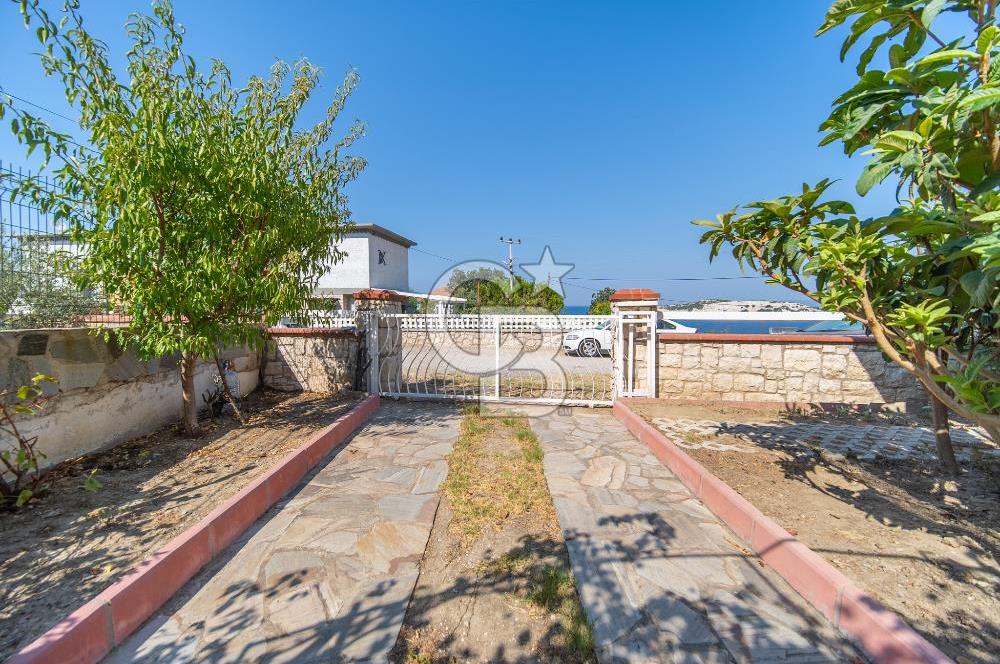 KARABURUN'DA ADA MANZARALI,GENİŞ BAHÇELİ MÜSTAKİL 3 KATLI YAZLIK