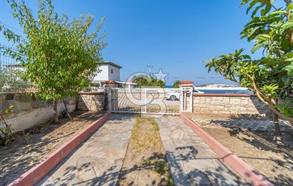 KARABURUN'DA ADA MANZARALI,GENİŞ BAHÇELİ MÜSTAKİL 3 KATLI YAZLIK