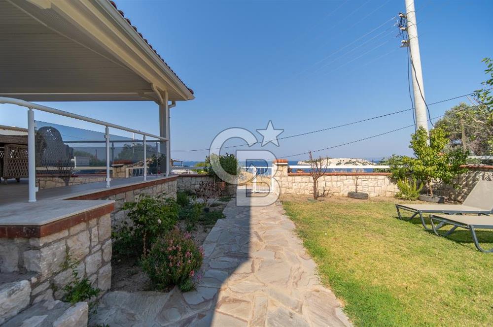 KARABURUN'DA ADA MANZARALI,GENİŞ BAHÇELİ MÜSTAKİL 3 KATLI YAZLIK