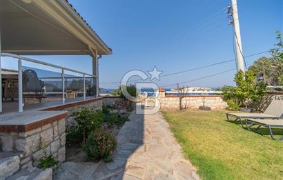 KARABURUN'DA ADA MANZARALI,GENİŞ BAHÇELİ MÜSTAKİL 3 KATLI YAZLIK