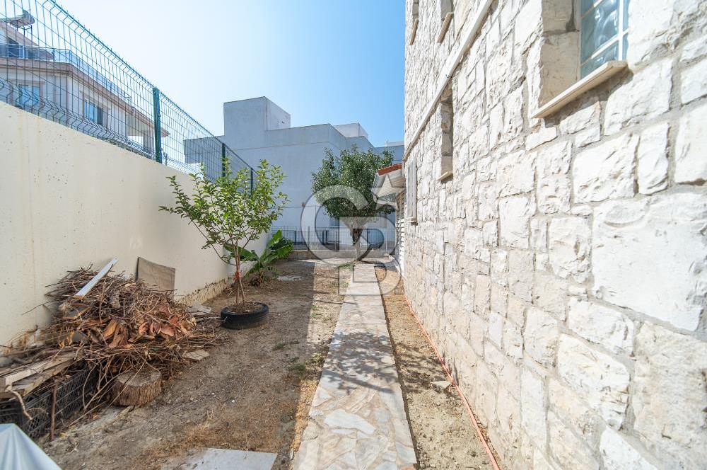 KARABURUN'DA ADA MANZARALI,GENİŞ BAHÇELİ MÜSTAKİL 3 KATLI YAZLIK