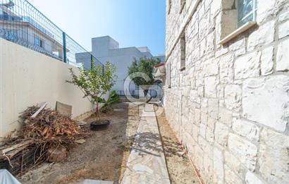 KARABURUN'DA ADA MANZARALI,GENİŞ BAHÇELİ MÜSTAKİL 3 KATLI YAZLIK