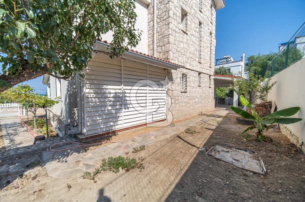 KARABURUN'DA ADA MANZARALI,GENİŞ BAHÇELİ MÜSTAKİL 3 KATLI YAZLIK